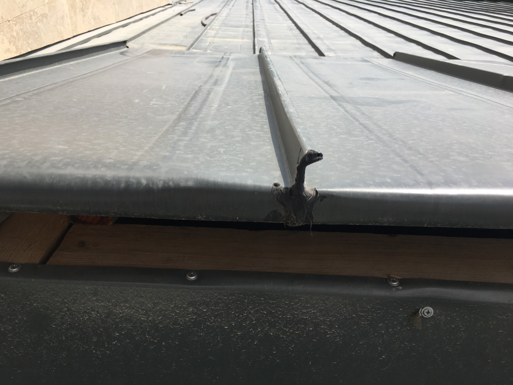 Kenet metal çatı saçak bitişinde yanlış katlama