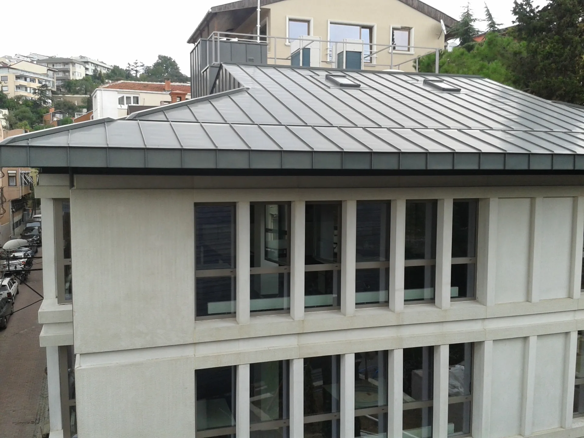 Kademeli çatıda kenet metal çatı sistemi ve çatı pencereleri
